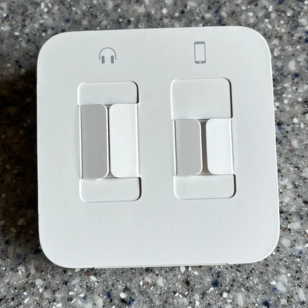 NWT Apple EarPods with lightning connector - Picture 2 of 2